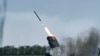 Un lansator de rachete multiplă ucraineană Grad trage rachete asupra pozițiilor rusești de pe linia frontului, lângă Bahmut, în regiunea Donețk.