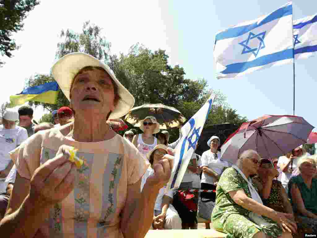 5 серпня у Києві відбувся «Марш життя», присвячений 69-й річниці трагедії у Бабиному яру. До Києва прибули 200 мешканців німецького міста Тюбінген у складі «делегації примирення». Нащадки офіцерів Вермахту приїхали до України, щоб особисто вибачитися перед нащадками жертв Голокосту і тими, кому пощастило вижити.Photo by Konstantin Chernichkin for REUTERS