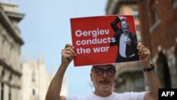 მილანში გამართული საპროტესტო აქციის მონაწილე. „თავისუფალ რუსთა ასოციაციამ“ გაავრცელა პეტიცია, რომელიც გერგიევის გამოსვლის გაუქმებას მოითხოვდა.