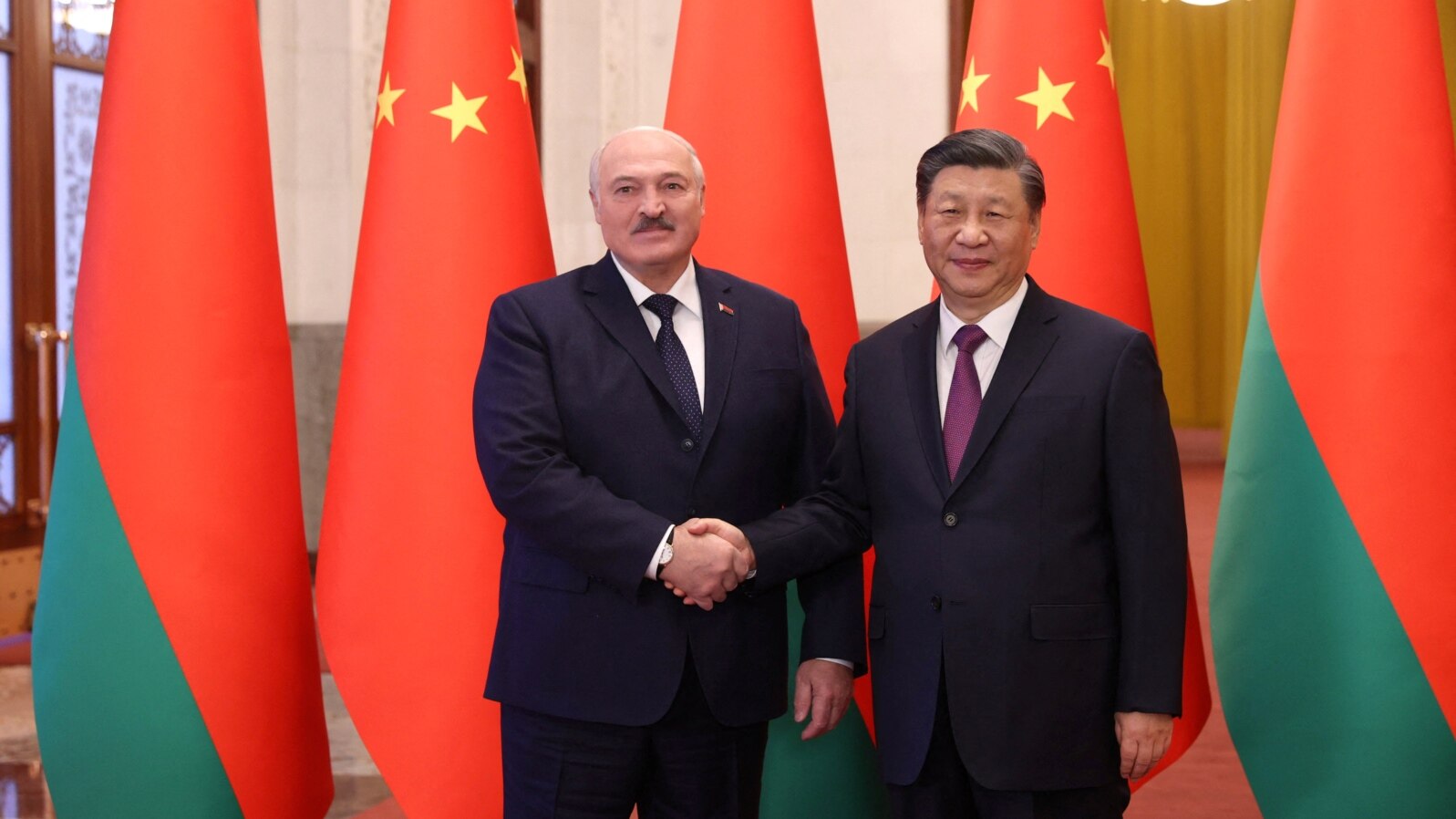 Președintele Belarusului, Alexander Lukașenko, dă mâna cu președintele Chinei, Xi Jinping, în timpul unei întâlniri la Beijing, în China, 1 martie 2023.