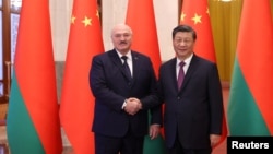 Președintele Belarusului, Alexander Lukașenko, dă mâna cu președintele Chinei, Xi Jinping, în timpul unei întâlniri la Beijing, în China, 1 martie 2023.