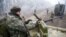 Українські бійці неподалік Світлодарська Донецької області (архівне фото)