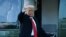 Donald Trump amerikai elnök integet, majd beszáll a helikopterbe, és elhagyja a Fehér Házat.