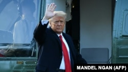 O premieră în America, locuința fostului președinte american Donald Trump a fost percheziționată de FBI într-un dosar ce vizează documente secrete, poate chiar cu detalii nucleare, pe care acesta le-ar fi luat de la Casa Albă.