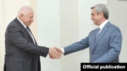 Armenia -- President Serzh Sarkisian (R) meets with Micha Lindenstrauss, Israel’s state comptroller and ombudsman, in Yerevan, 13July 2010.