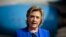 Hillary Clinton adreîndu-se presei la Westchester County Airport în White Plains, New York