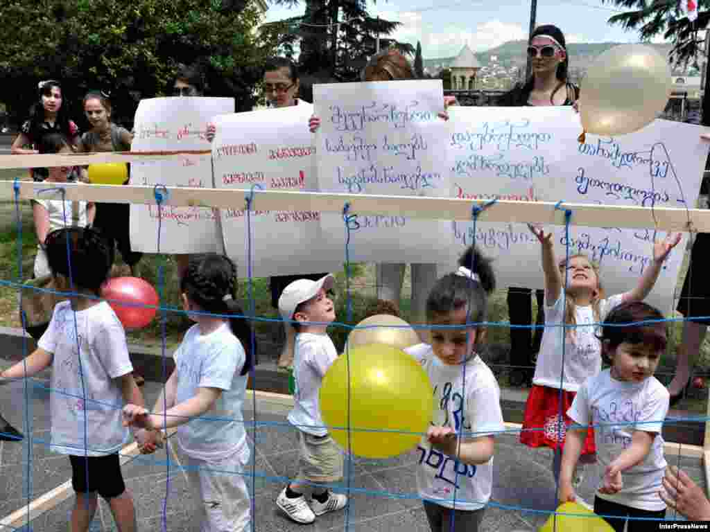 პროფკავშირის წარმომადგენლებმა ბავშვები ხის გალიაში ჩასვეს და ამით გააპროტესტეს საბავშვო ბაღებში შექმნილი ვითარება.