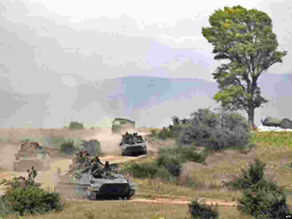 GEORGIA, TSKHINVALI : Russian soldiers ride APCs outside the South Ossetia town of Tskhinvali on August 11, 2008. 