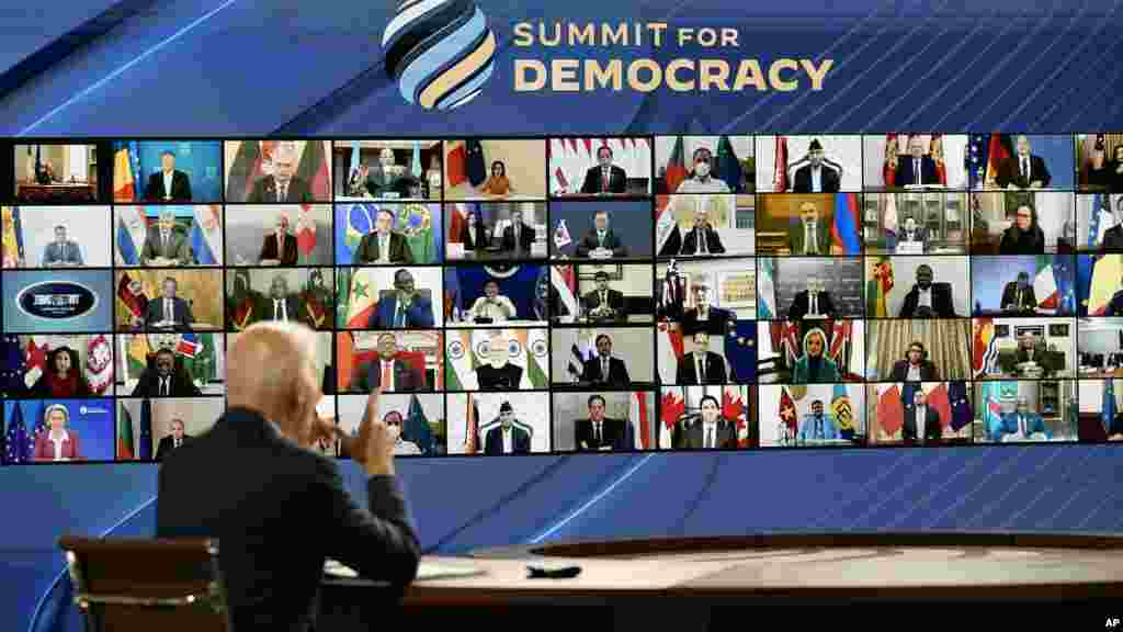САД - Американскиот претседател Џо Бајден предупреди на назадување на правата и демократијата ширум светот при отворањето на виртуелениот самит на кој учествуваат претставници од околу 100 земји.
