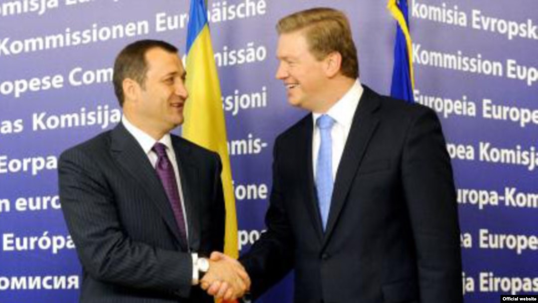 Moldovan Prime Minister Vlad Filat meets in Brussels with Stefan Fule, the EU's enlargement commissioner (file photo)