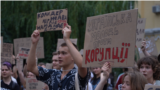 Українці протестують четвертий день: що кажуть учасники акції у центрі Києва (відео)