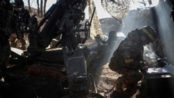 (file photo) Ukrainian servicemen fire a howitzer towards Russian troops in the Donetsk region.