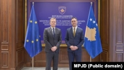 Ministri i Jashtëm i Kosovës, Glauk Konjufca, dhe i dërguari i posaçëm i BE-së për dialogun, Peter Sorensen. 