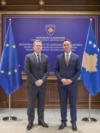 Ministri i Jashtëm i Kosovës, Glauk Konjufca, dhe i dërguari i posaçëm i BE-së për dialogun, Peter Sorensen. 