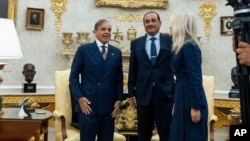 د پاکستان وزیراعظم شهباز شریف او د پوځ مشر فیلډ مارشل عاصم منیر له ولسمشر ټرمپ سره تر ملاقات وړاندې - د سېپټېمبر ۲۵مې انځور 