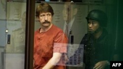 Thailand -- Alleged Russian arms dealer Viktor Bout arrives at a Criminal Court in Bangkok, 05Oct2010