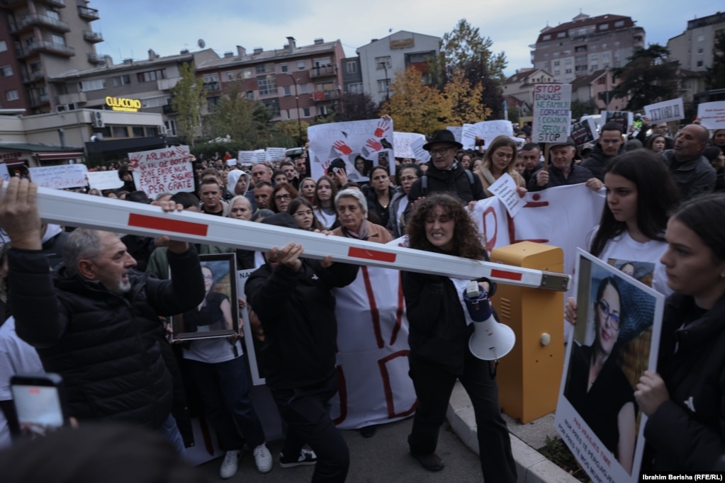 Protestuesit e hoqën me forcë laurën në hyrje të oborrit në ndërtesën ku ndodhet ministria e Drejtësisë.