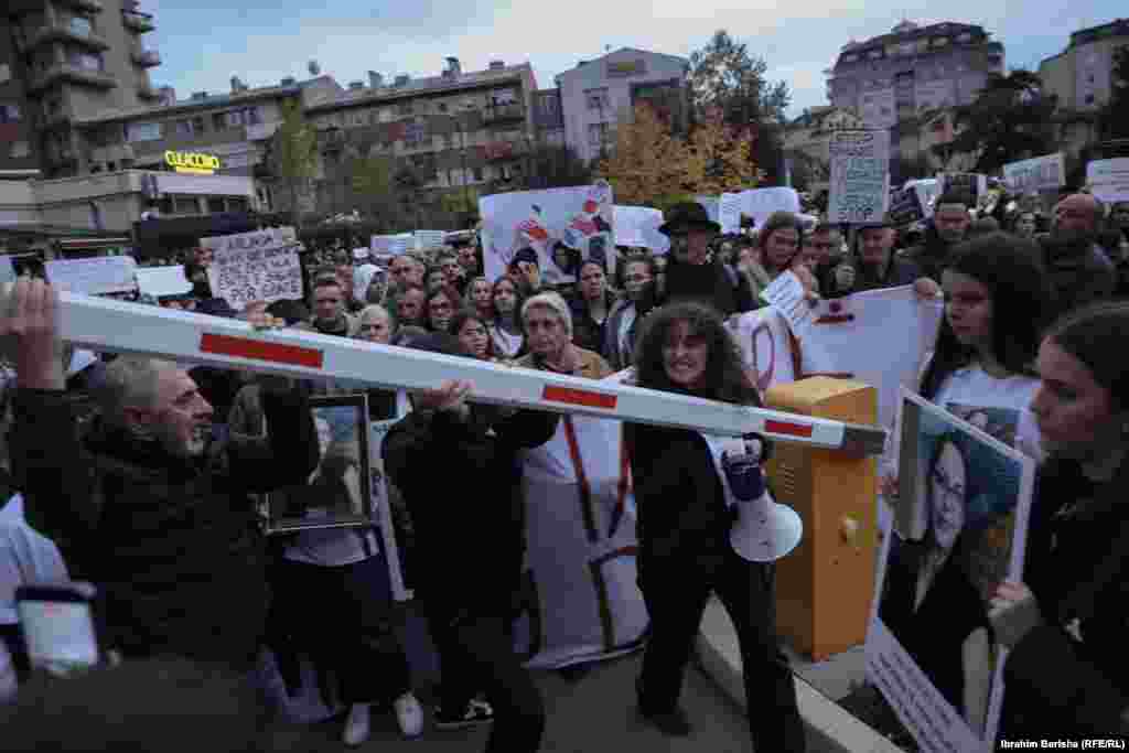 Protestuesit e hoqën me forcë laurën në hyrje të oborrit në ndërtesën ku ndodhet ministria e Drejtësisë.