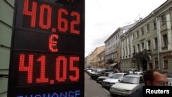 Спад нафтових котирувань спричиняє падіння курсу російської валюти