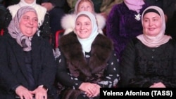 Жена главы Чечни Рамзана Кадырова Медни (в центре) на праздничном концерте, посвященном 200-летию со дня основания города Грозного