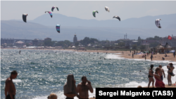 Отдыхающие в поселке Приморский под Феодосией, архивное фото