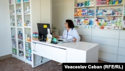Guvernul spune că reevaluarea felului cum se formează prețurile la medicamente este necesară. Criticii spun că va duce numai la scumpiri. Imagine simbol: farmacie din satul Țînțăreni, Anenii Noi