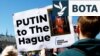 Protestuesit mblidhen pranë Gjykatës Ndërkombëtare të Drejtësisë në Hagë për të kërkuar arrestimin e presidentit rus, Vladimir Putin, 7 maj 2024.