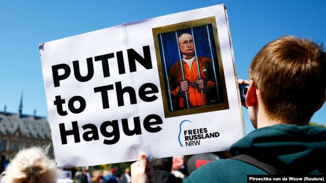 تجمع معترضان در مقابل دادگاه بینالمللی دادگستری درلاهه که خواستار بازداشت ولادیمیر پوتین بودند، مه ۲۰۲۴
