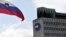 Slovenska zastava ispred Nove ljubljanske banke