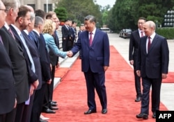 Si Cinpin Pekində Xalq Yığıncaqları Sarayında təşkil olunmuş qarşılanma mərasimi zamanı Rusiya nümayəndə heyətinin üzvləri ilə görüşür.