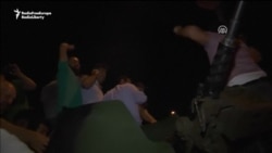 Турција - граѓаните на улица, се качуваат на тенковите