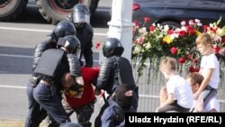 Люди возлагают цветы в память о протестующем, погибшем в Минске во время акции протеста против результатов выборов