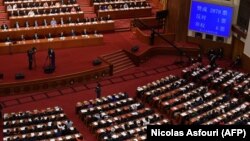 Hytaý parlamenti kanun taslamasyna ses berýär. Pekin, 28-nji maý, 2020.