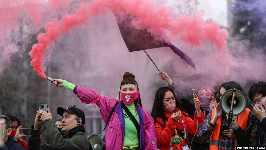 Участники митинга в Международный женский день в Алматы. 2021 год