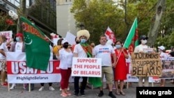 Türkmen aktiwistleri belarus raýatlaryna raýdaşlyk bildirýär. Arhiw suraty