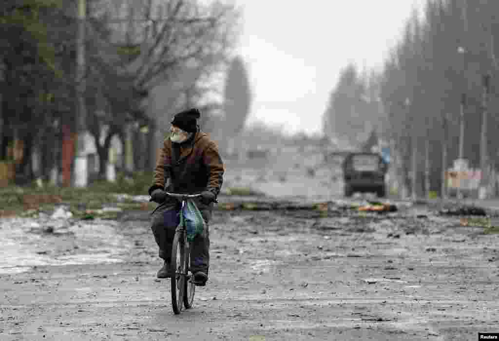 A local resident rides his bicycle along a street in Vuhlehirsk in the Donetsk region in eastern Ukraine. (Reuters/Maxim Shemetov)