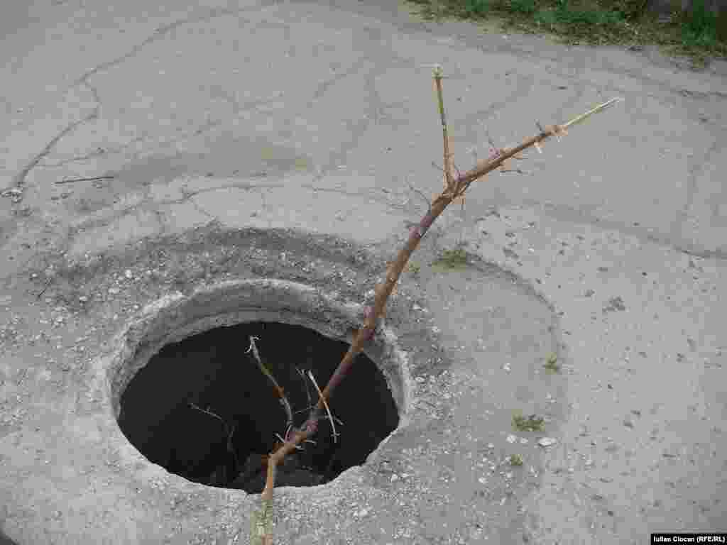 Gură de canalizare pe strada Cuza Vodă