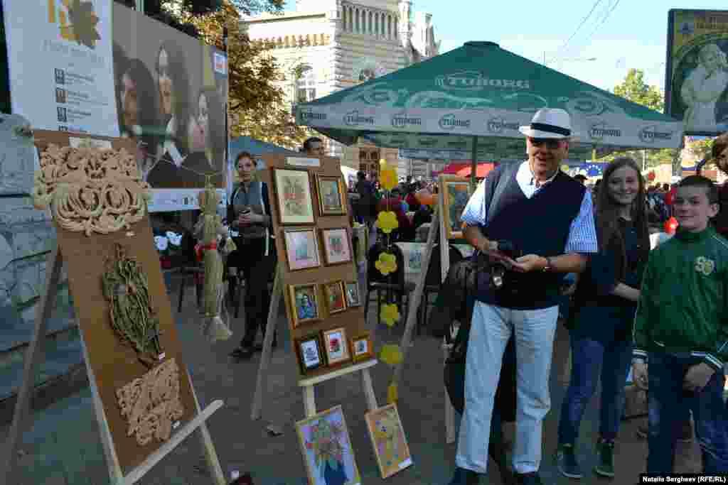 Localnici şi turişti la expoziţia din faţa Sălii cu Orgă 