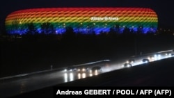 Stadionul Allianz Arena din München în culorile LGBT.