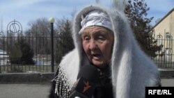 Анипа Маматисаева "Азаттыктын" кабарчысынын суроолоруна жооп берүүдө, Алай району, Гүлчө айылы.