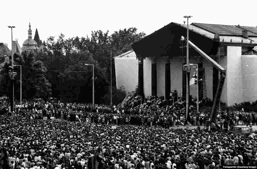 Sa ceremonije ponovnog ukopa Imrea Nađa. Usred ustanka 1956. godine, Nađ je uzalud pozivao pomoć sa Zapada dok su se sovjetske snage približavale kako bi slomile revoluciju. Nađ je obješen, a njegovo tijelo je postavljeno okrenuto licem nadole u neobilježenu grobnicu u predgrađu Budimpešte. Na njegovoj ponovnoj sahrani, govornici, poput tadašnjeg 26-godišnjeg Viktora Orbana, pozvali su na slobodne izbore koji bi rezultirali odlukom da sve sovjetske trupe napuste prostor Mađarske.