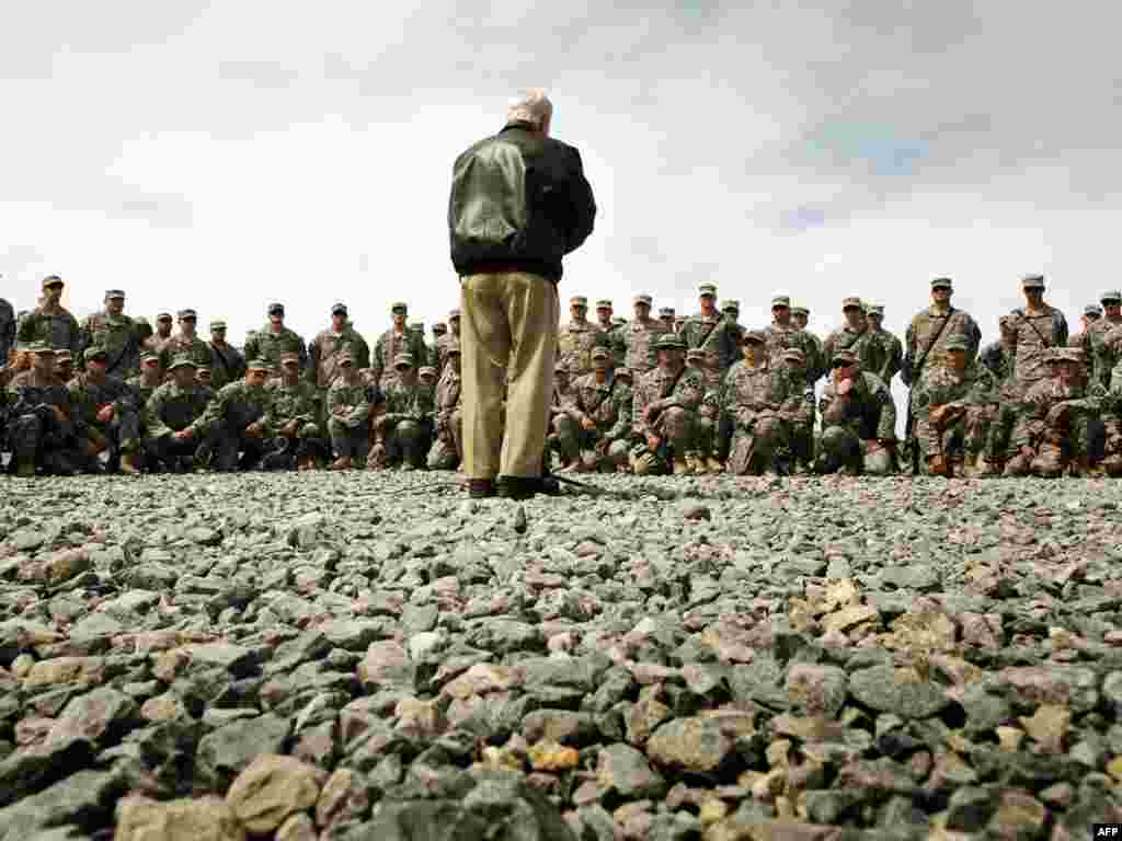 Міністар абароны ЗША Робэрт Гэйтс выступае перад вайскоўцамі ў Кандагары, Аўганістан. 