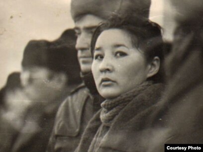 Әйелді жопа ит стилінде трахает етеді Лесби порносы бар қыздардың қатысуымен