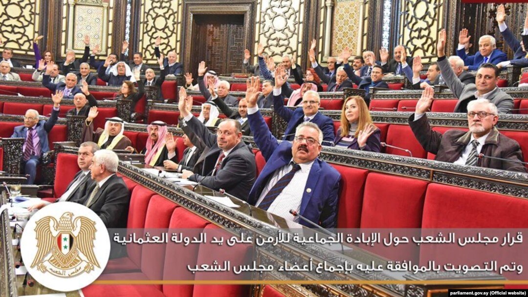 Parlamentul sirian a adoptat o rezoluție care condamnă și recunoaște „genocidul comis împotriva armenilor de către statul otoman la începutul secolului XX”, a scris legiuitorul sirian joi, pe site-ul său 