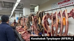 Мясной ряд на рынке в Алматы. Февраль 2025 года