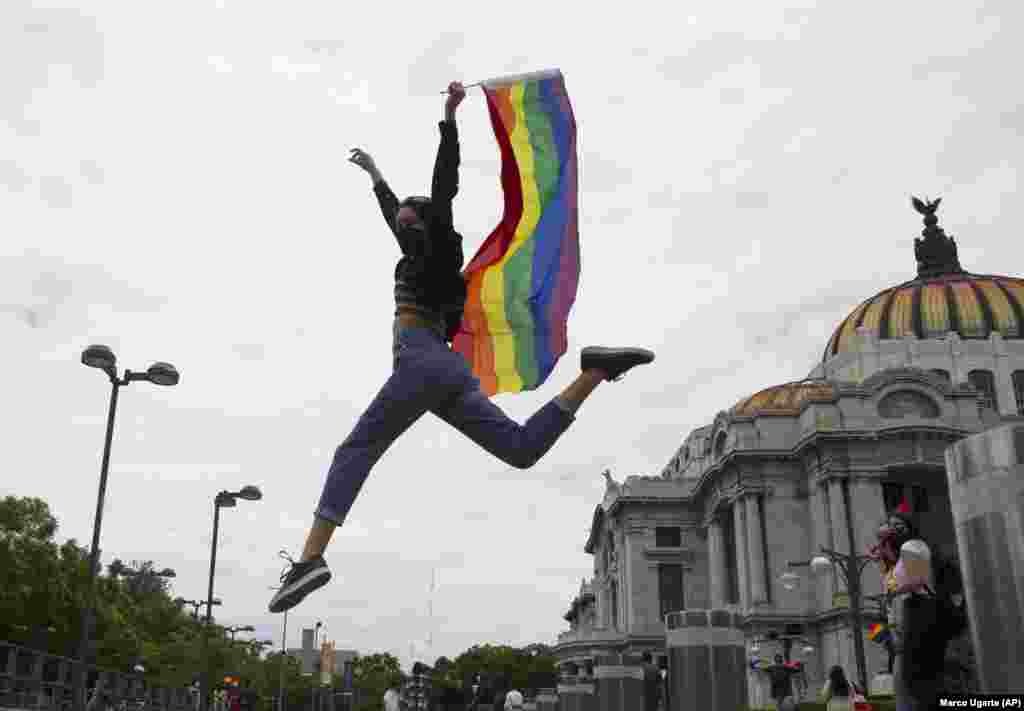 Un membru al comunității LGBTQ sărbătorește diversitatea sexuală în Mexico City, sâmbătă, 26 iunie 2021. Mii de oameni au mărșăluit pe bulevardul Paseo de la Reforma în cadrul unuia dintre cele mai mari evenimente Gay pride din America Latină.&nbsp;