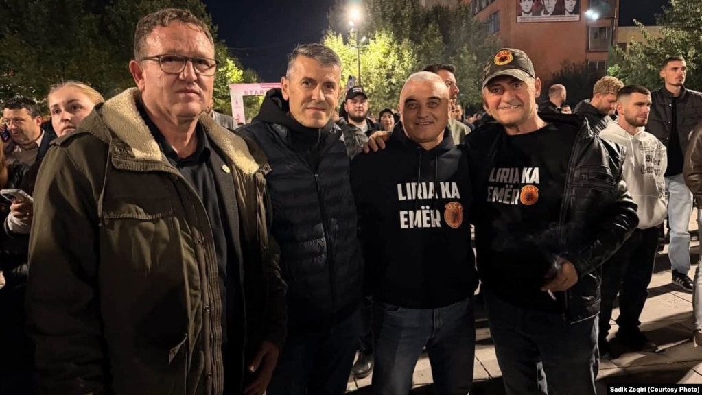 Sadik Zeqiri, i dyti nga e djathta, gjatë një proteste në Prishtinë, në mbështetje të katërshes së UÇK-së. Fotografi nga arkivi personal i Zeqirit.