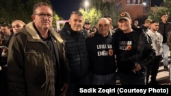 Sadik Zeqiri, i dyti nga e djathta, gjatë një proteste në Prishtinë, në mbështetje të katërshes së UÇK-së. Fotografi nga arkivi personal i Zeqirit.