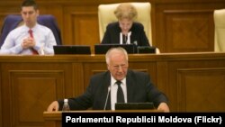 Dumitru Diacov la tribuna centrală a parlamentului moldovean. 31 iulie 2019