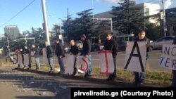 У бывшего посольства России в Тбилиси активисты ряда неправительственных организаций выложили свечами лозунг Stop Russia, осудив таким образом бомбардировку Алеппо российской авиацией